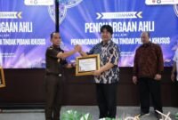 Kejati Bengkulu menyerahkan penghargaan kepada para ahli tindak pidana khusus. Kajati Victor Antonius Saragih menegaskan pentingnya penegakan hukum berbasis ilmu.