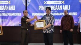 Kejati Bengkulu menyerahkan penghargaan kepada para ahli tindak pidana khusus. Kajati Victor Antonius Saragih menegaskan pentingnya penegakan hukum berbasis ilmu.