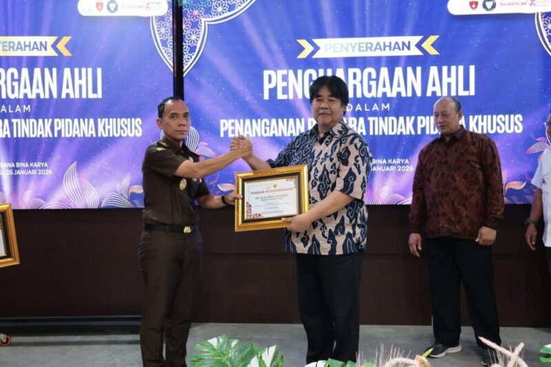 Kejati Bengkulu menyerahkan penghargaan kepada para ahli tindak pidana khusus. Kajati Victor Antonius Saragih menegaskan pentingnya penegakan hukum berbasis ilmu.