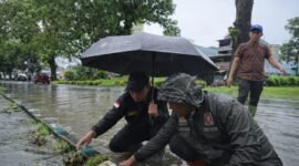 Aksi cepat Wali Kota Bengkulu Dedy Wahyudi membersihkan drainase membuat genangan air di Jalan A. Yani surut seketika. Warga pun memberi apresiasi.