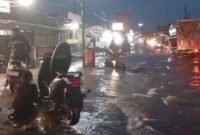 Banjir di Rawa Makmur Bengkulu menyebabkan banyak sepeda motor mogok. Warga turun tangan membantu pengendara di Jalan Kalimantan