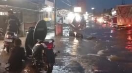 Banjir di Rawa Makmur Bengkulu menyebabkan banyak sepeda motor mogok. Warga turun tangan membantu pengendara di Jalan Kalimantan
