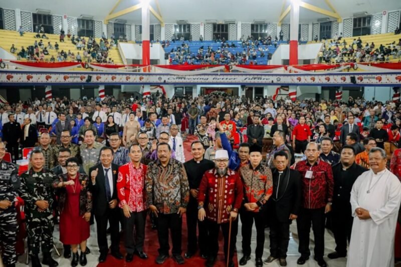 Perayaan Natal Oikoumene 2025 di Bengkulu berlangsung meriah di Universitas Bengkulu. Gubernur Helmi Hasan mengajak masyarakat memperkuat kerukunan dan membangun keluarga penuh kasih.