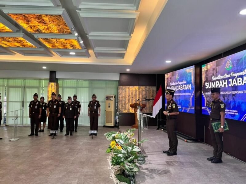 Kejati Bengkulu melakukan penyegaran organisasi melalui pelantikan pejabat baru. Kajati menegaskan pentingnya integritas dan pelayanan hukum kepada publik.