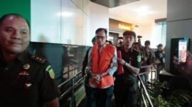 Kejati Bengkulu menahan eks Kadis Pertambangan Bengkulu Utara atas dugaan suap Rp600 juta dalam pengurusan izin tambang batubara. Kasus lama 2007 kembali terbongkar dan berpotensi menyeret tersangka baru.
