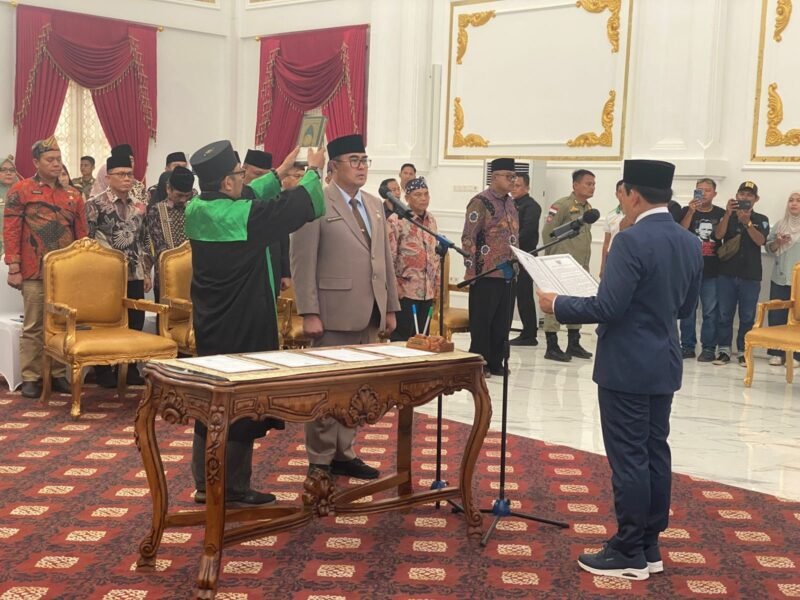 Wali Kota Bengkulu Dedy Wahyudi melantik Pj Sekda Medy Febriansya dan meminta seluruh pejabat menghilangkan ego sektoral serta fokus melayani masyarakat.