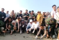 Pemkab Bengkulu Tengah melepas 100 tukik dalam peringatan Hari Mangrove Sedunia sebagai simbol komitmen menjaga keanekaragaman hayati dan ekosistem laut.