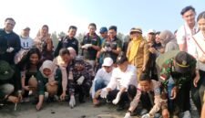 Pemkab Bengkulu Tengah melepas 100 tukik dalam peringatan Hari Mangrove Sedunia sebagai simbol komitmen menjaga keanekaragaman hayati dan ekosistem laut.