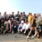 Pemkab Bengkulu Tengah melepas 100 tukik dalam peringatan Hari Mangrove Sedunia sebagai simbol komitmen menjaga keanekaragaman hayati dan ekosistem laut.