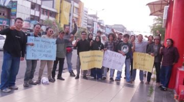 Tiga petani Tanjung Sakti di Mukomuko menghadapi ancaman eksekusi rumah setelah perkara dengan PT DDP. Aliansi Bela Petani menggelar aksi solidaritas di Bengkulu menolak putusan tersebut.
